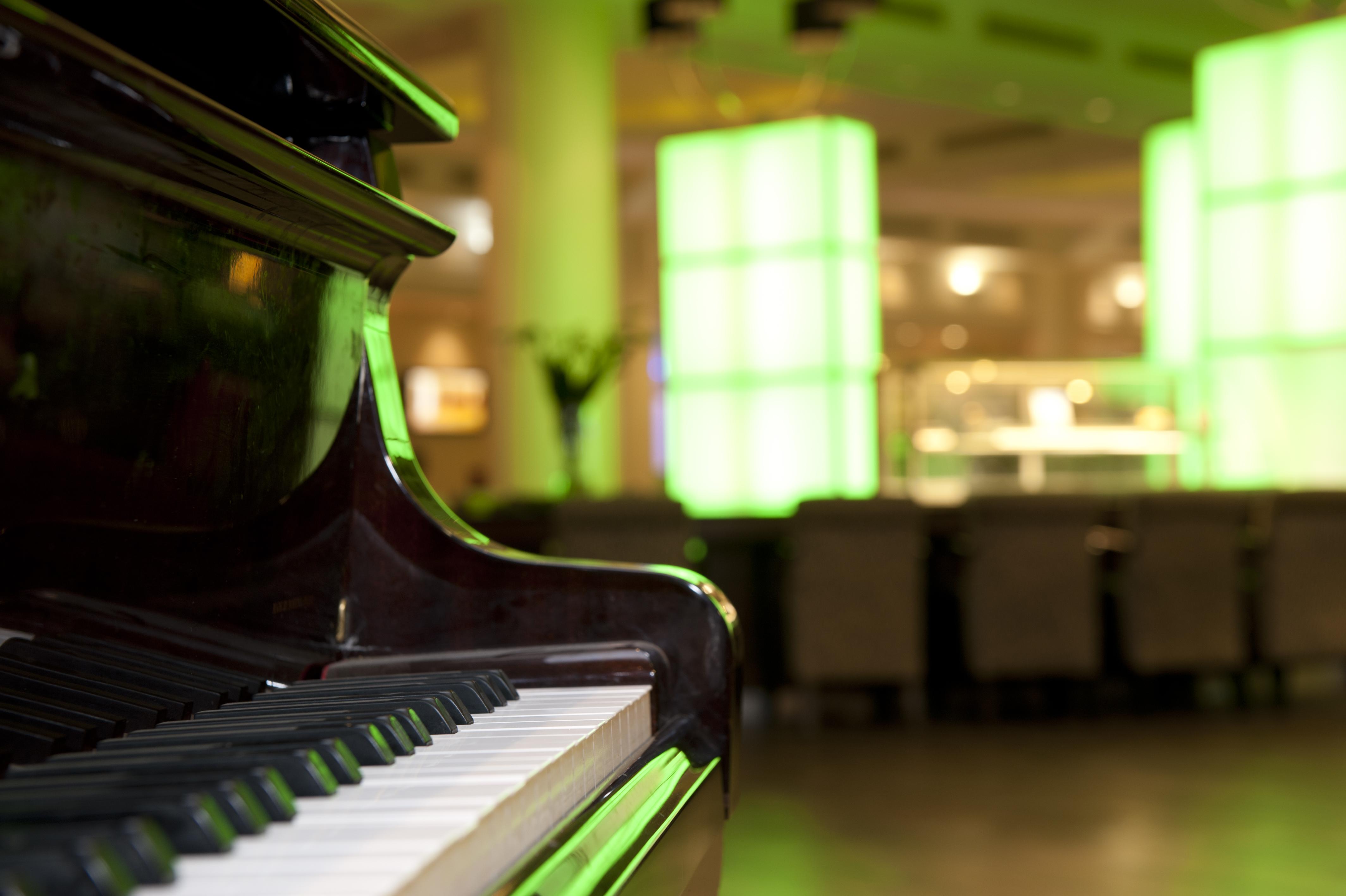 U Magic Palace Eilat Dış mekan fotoğraf Piano at the Green Room