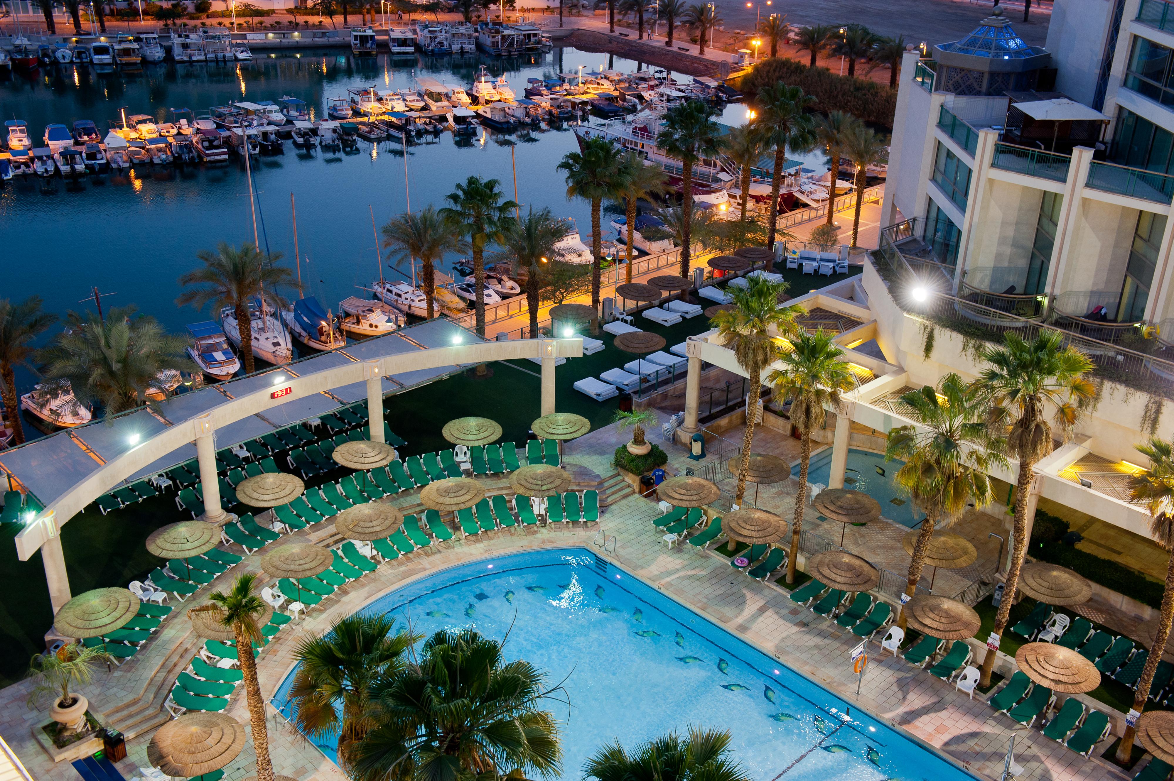 U Magic Palace Eilat Dış mekan fotoğraf The pool at the Royal Beach Palace